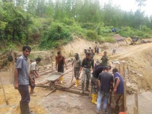 Anggot TNI sedang bekerja maksimal menyelesaikan pembangunan jembatan