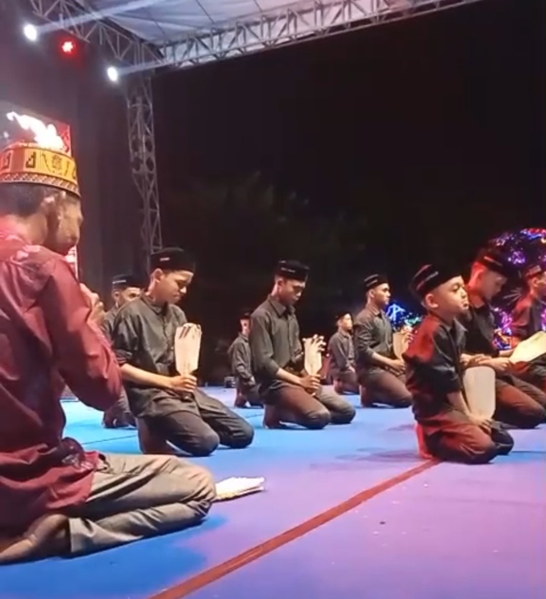Foto: Seni Poh Kipah Grup Tangkulok Pasee Saat Tampil di halaman Kantor bupati Aceh Utara pada Peringati Milad ke-800bTahun Samudera Pasee